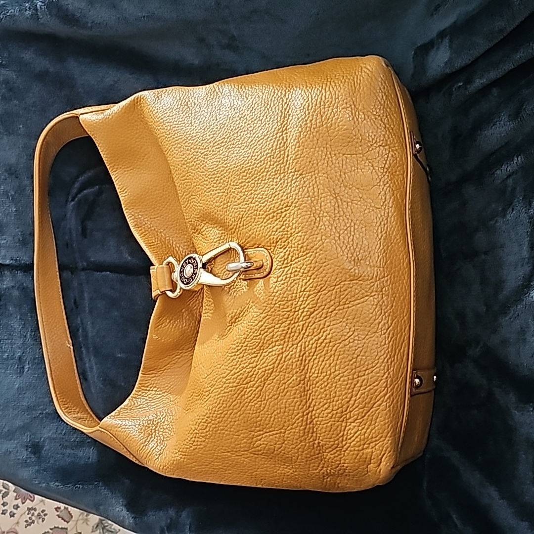 Dooney And Bourke Tan Euc Pebble Leather Shoulder Bag And Key Holder Set